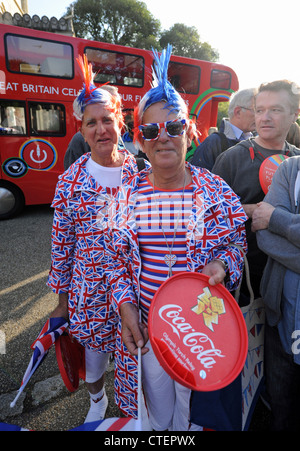 Foules sortent pour regarder les Jeux Olympiques du relais de la flamme à Brighton le 17 juillet 2012 Banque D'Images