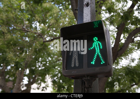 L'homme vert signal piétons pour traverser la rue à Paris Banque D'Images