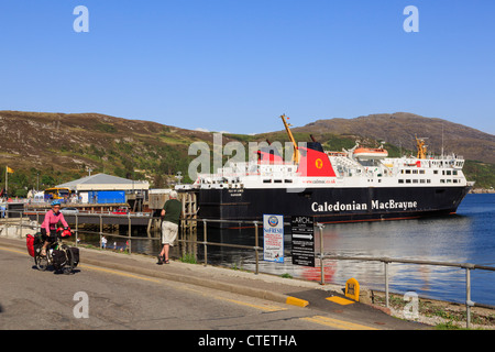 Caledonian MacBrayne passagers débarqués du ferry de l'île de Lewis en port sur le Loch Broom Ullapool Highland Ecosse Royaume-Uni Grande-Bretagne Banque D'Images