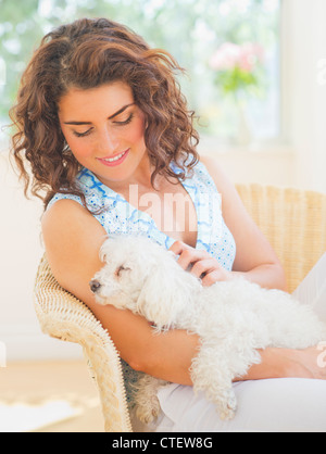 USA, New Jersey, Jersey City, Portrait de femme au chien Banque D'Images