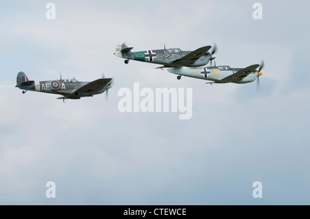 Hispano Buchons (Messerschmidt Bf 109) et un Spitfire en formation à l'Flying Legends Airshow, Imperial War Museum, Duxford Banque D'Images