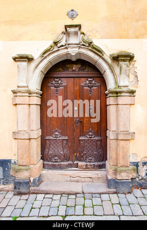 Vieille porte sur la rue, dans la vieille ville de Galma Stan, Stockholm, Suède Banque D'Images