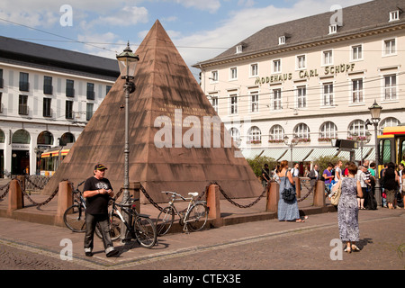 Pyramide sur la place du marché, Karlsruhe, Bade-Wurtemberg, Allemagne Banque D'Images