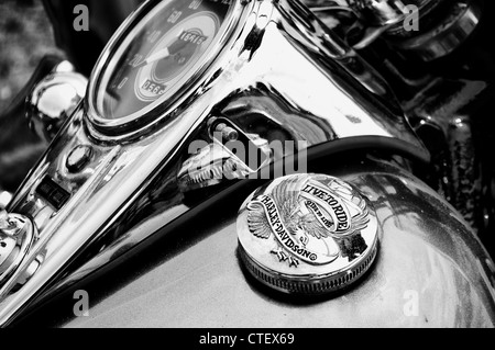 La planche de bord et Harley-Davidson moto du couvercle du réservoir de combustible (noir et blanc) Banque D'Images