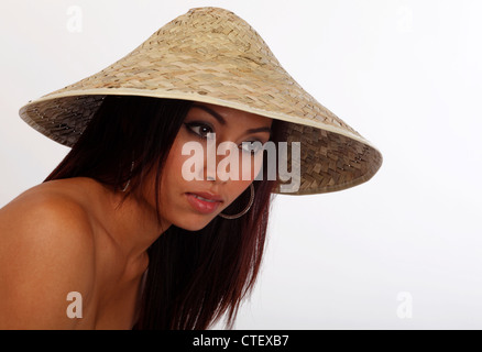 Femme orientale dans un coolie hat Banque D'Images