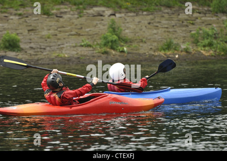 Deux jeunes canoéistes sur Gorton réservoir inférieur, Debdale Park, à proximité de Manchester Banque D'Images