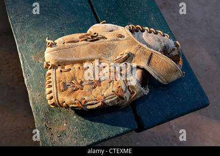 Le vieux cuir gant de baseball Banque D'Images
