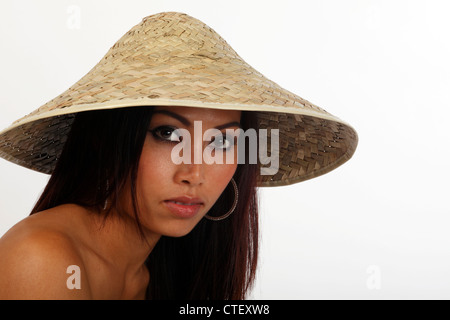 Femme orientale dans un coolie hat Banque D'Images