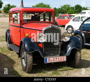 PAAREN IM GLIEN, ALLEMAGNE - le 26 mai : voitures Peugeot 301, 'l'oldtimer show' dans MAFZ, 26 mai 2012 à Paaren im Glien, Allemagne Banque D'Images