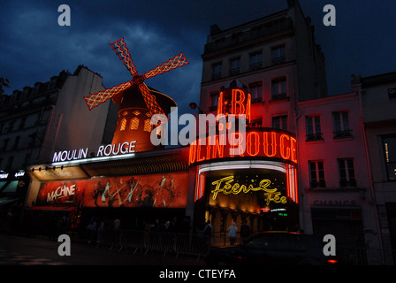 Le Moulin Rouge sur le Boulevard de Clichy à Paris, le berceau de la can- Can. Banque D'Images