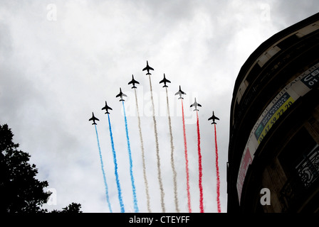 Le jour de la Bastille à Paris, France. Jets de l'armée de l'air volent en formation sur les Champs Elysées. Banque D'Images