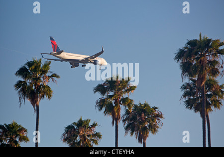 Los Angeles, Californie) - Un avion de Delta Airlines à l'approche à l'atterrissage à l'Aéroport International de Los Angeles. Banque D'Images