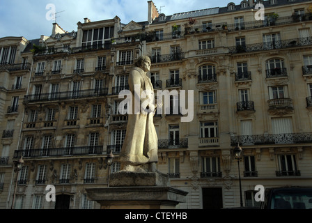 La statue de Jean Jacques Rousseau à la Place du Panthéon, Paris. Il était un écrivain et philosophe du xviiie siècle, compositeur.. Banque D'Images