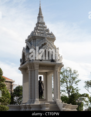 Près de statue à Wat Phnom stupa principal dans la capitale de Phnom Penh au Cambodge Banque D'Images