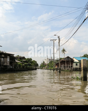 Village sur pilotis par Chao Phraya à Bangkok en Thaïlande Banque D'Images