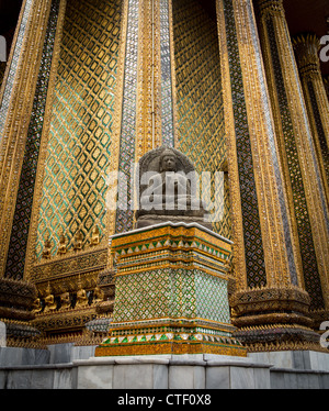 Grand Palais à Bangkok Thaïlande montrant le détail de bouddha sculpté en face de mur décoré Banque D'Images