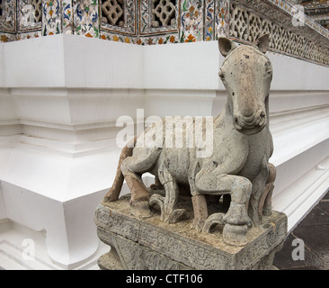 Statue de cheval à Rajwararam Wat Arun ou temple de l'aube à Bangkok en Thaïlande Banque D'Images