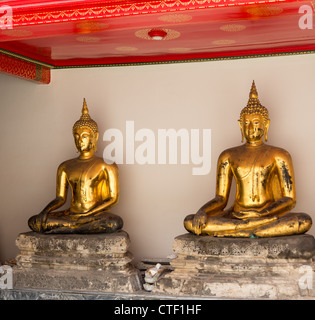 Deux statues de Bouddha en or du temple Wat Po près de Bangkok en Thaïlande Banque D'Images