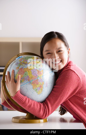 USA, Californie, Los Angeles, Portrait of teenage girl (14-15) with globe Banque D'Images