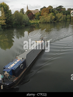 Péniche sur la Tamise, près de Bridge House Caravan Site, Abingdon, Oxfordshire Banque D'Images