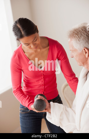 USA, Californie, Los Angeles, Female nurse with senior patient at home Banque D'Images