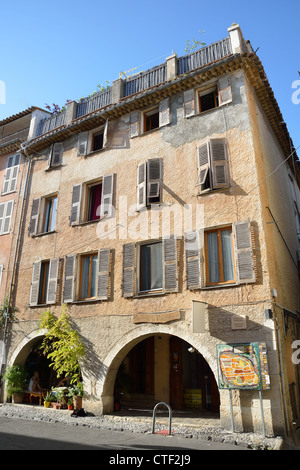 La place des Arcades, Vieille Ville, Biot, Côte d'Azur, Alpes-Maritimes, Provence-Alpes-Côte d'Azur, France Banque D'Images