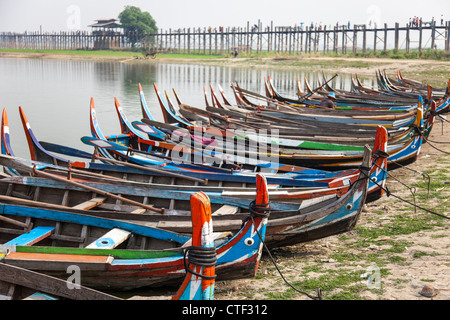 Ligne de bateau-taxi à Amarapura, Myanmar Banque D'Images