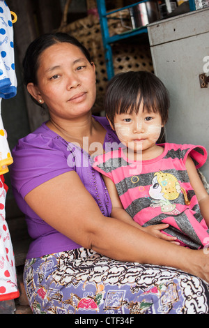 Mère et fille à Mandalay, Myanmar Banque D'Images