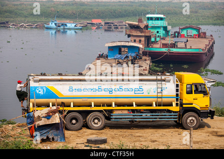 Camion de carburant sur le Fleuve Irrawaddy près de Mandalay, Myanmar Banque D'Images