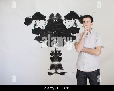 L'homme à la face de forme complexe peint sur mur Banque D'Images