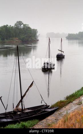 Brehemont,Centre, Indre-et-Loire, Loire, France. Juillet 2012 Avis de la Loire, avec des bateaux à fond plat. Banque D'Images