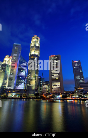 Crépuscule et nuit lumières sur Singapour city central business district et la rivière Singapour. Banque D'Images