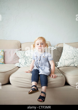 USA, Utah, Salt Lake City, Girl (2-3) sitting on sofa Banque D'Images