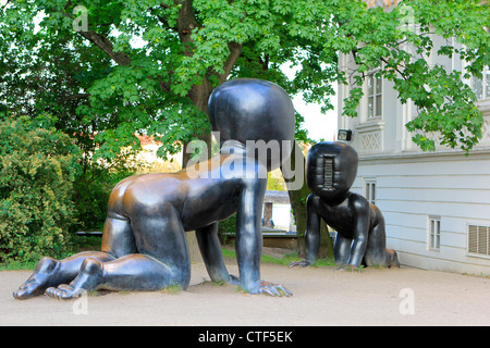 République tchèque, Prague, bébés géants, sculpture en bronze de David Cerny au Musée Kampa Banque D'Images