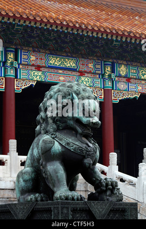 Lion femelle avec son petit sous son pied, Lion Chinois, un symbole de la richesse, la prospérité, et la force Banque D'Images