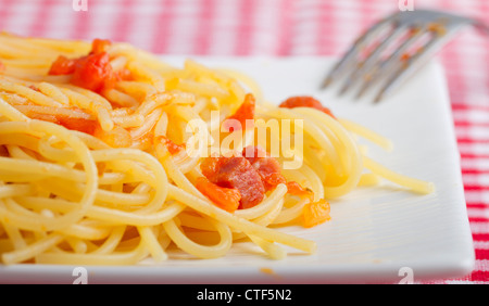 Close up of spaghetti alla carbonara, sur plaque blanche Banque D'Images