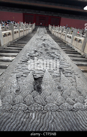 La sculpture sur pierre en chaussée réservée à l'Empereur seul, Imperial Palace, Forbidden City, Beijing, Chine Banque D'Images