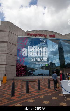 Symphony Hall Birmingham avec les autocollants sur les fenêtres des bâtiments célébrant le 21e anniversaire d'abord vingt ou anniversaire. Banque D'Images