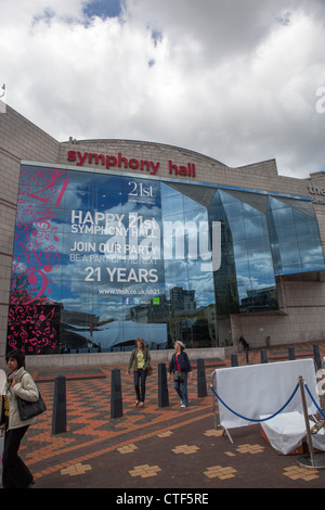 Symphony Hall Birmingham avec les autocollants sur les fenêtres des bâtiments célébrant le 21e anniversaire d'abord vingt ou anniversaire. Banque D'Images