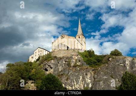 Eglise Saint Romanus et l'ancien presbytère, aujourd'hui bâtiment utilisé comme mueseum, Raron, Valais, Suisse Banque D'Images