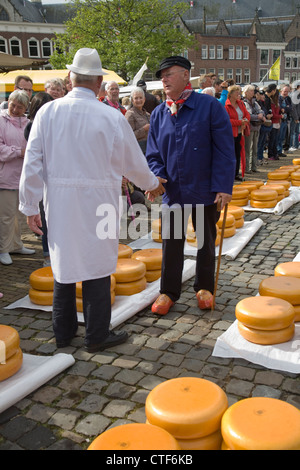 Le marchandage des commerçants du marché du fromage Gouda, Pays-Bas Banque D'Images