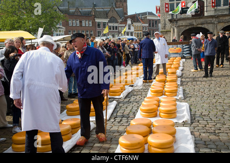 Le marchandage des commerçants du marché du fromage Gouda, Pays-Bas Banque D'Images