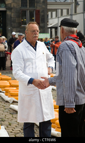 Le marchandage des commerçants du marché du fromage Gouda, Pays-Bas Banque D'Images