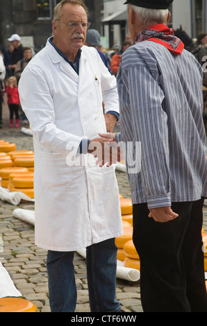 Le marchandage des commerçants du marché du fromage Gouda, Pays-Bas Banque D'Images