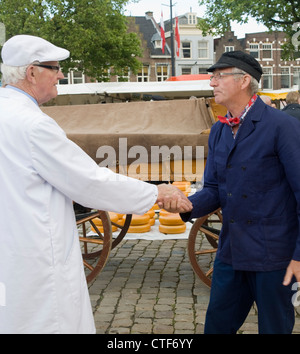 Le marchandage des commerçants du marché du fromage Gouda, Pays-Bas Banque D'Images