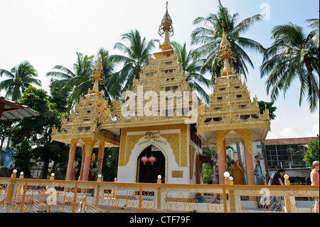 Culte, Temple de Dhammikarama, Georgetown, Penang, Malaisie. Banque D'Images