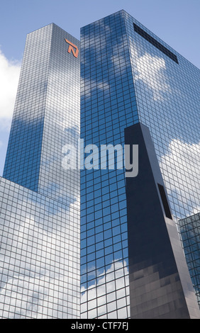 Nuages reflétée par la surface du Nationale Nederlanden immeuble de bureaux à Rotterdam, Pays-Bas Banque D'Images