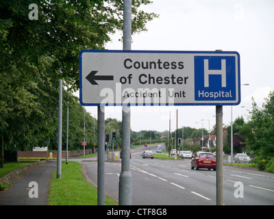 Comtesse de Chester Hospital signe sur la route principale de diriger la circulation de l'unité d'accident Banque D'Images