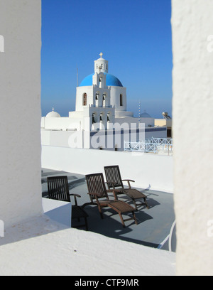 Église de Panaghia de Platsani vue depuis la fenêtre de l'île des Cyclades Oia village Santorini Grèce Banque D'Images