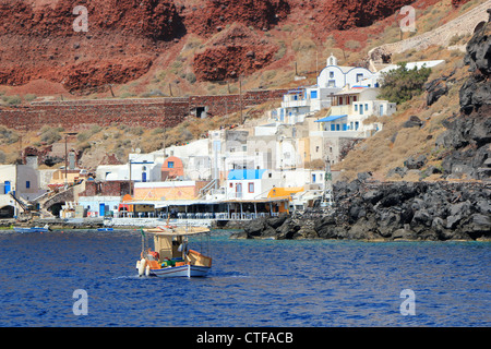 Vue sur le port avec un bateau de Thirassia, Santorini, Grèce Banque D'Images